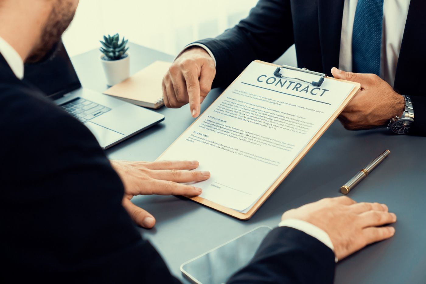 Read more about the article 7 Essential Things to Check Before Signing a Commercial Contract in Dubai